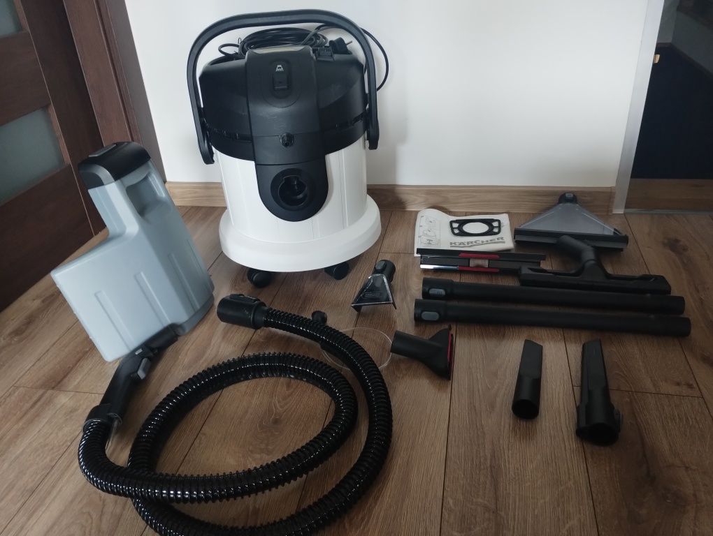 Nowy odkurzacz piorący Karcher SE 4 Plus 1.081-170.0,dwie nasadki