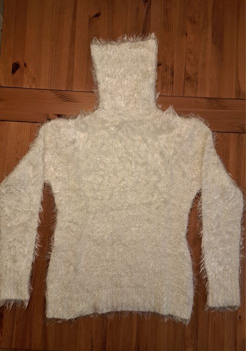Ciepły sweter z golfem