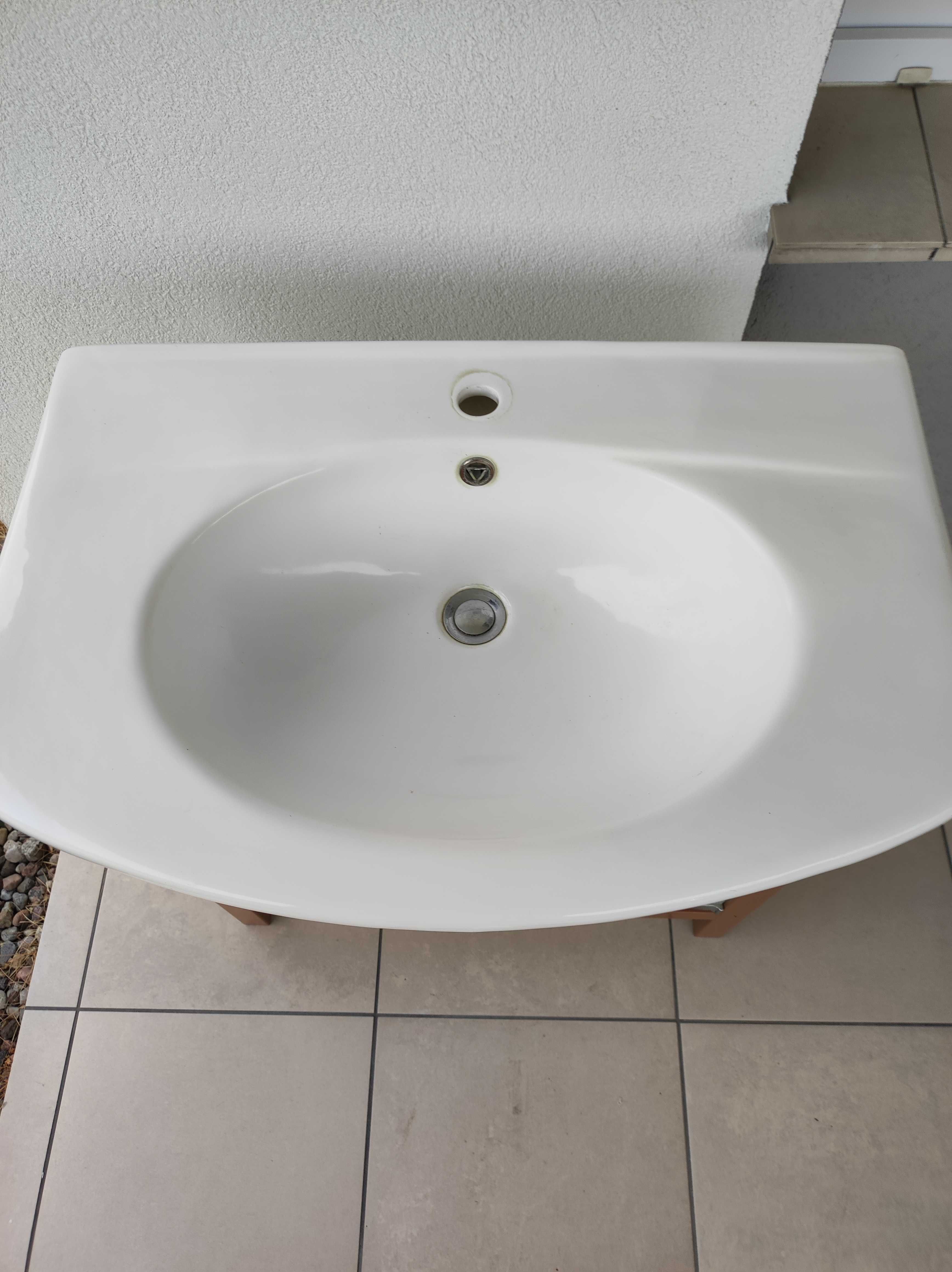 Szafka łazienkowa z litego drewna wraz z dużą umywalką