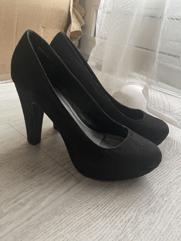 Buty czarne zamszowe na platformie słupku pantofle 39 6 new look