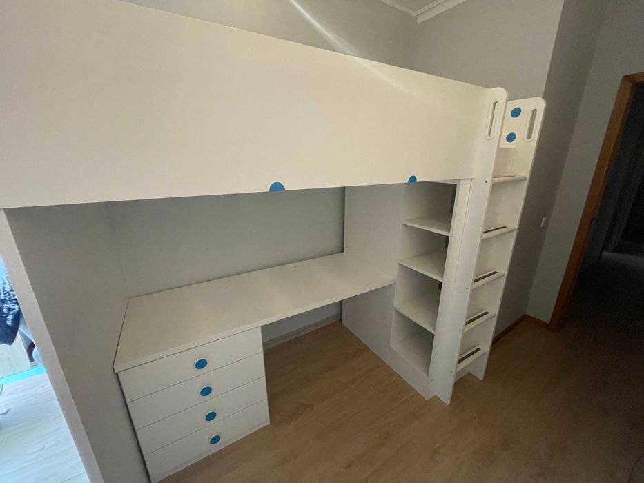 Cama elevada com secretária e estante IKEA – excelente estado!