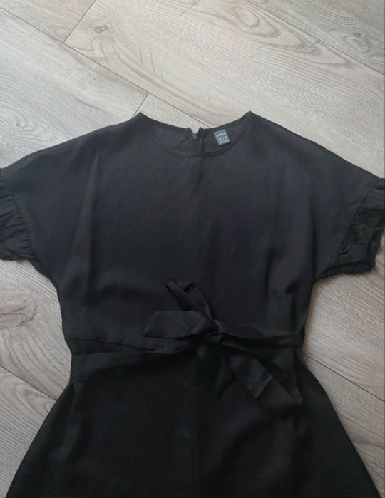 Elegancki czarny kombinezon na krótki rękaw