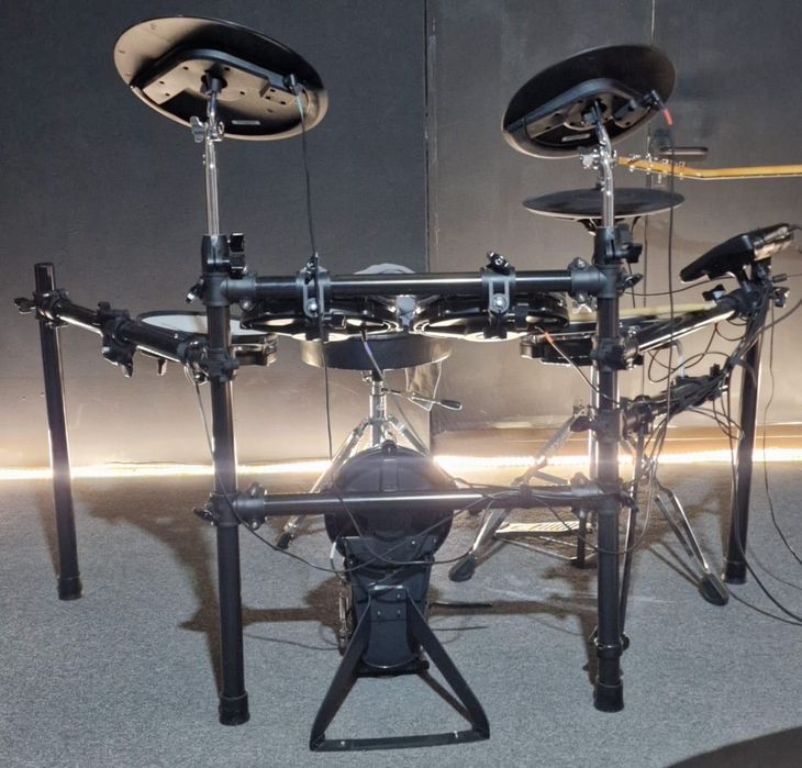 Aparelho de som e baixo e bateria