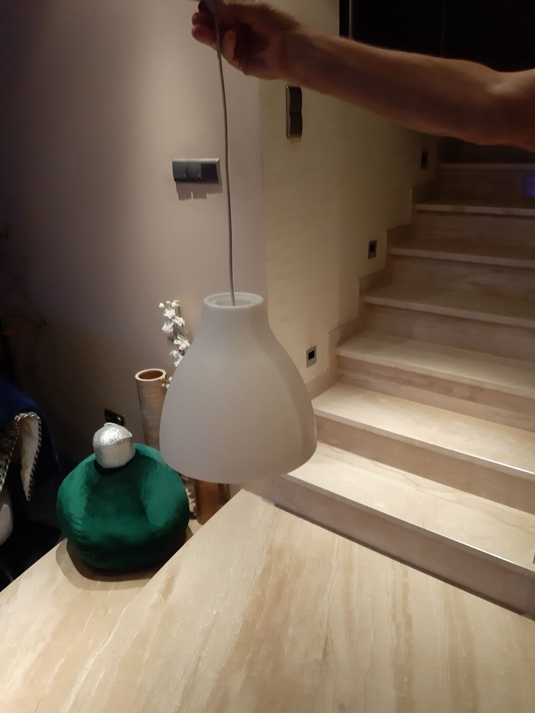 Lampa biała plastik żarówka kolekcja home lampka salon kuchnia wisząca