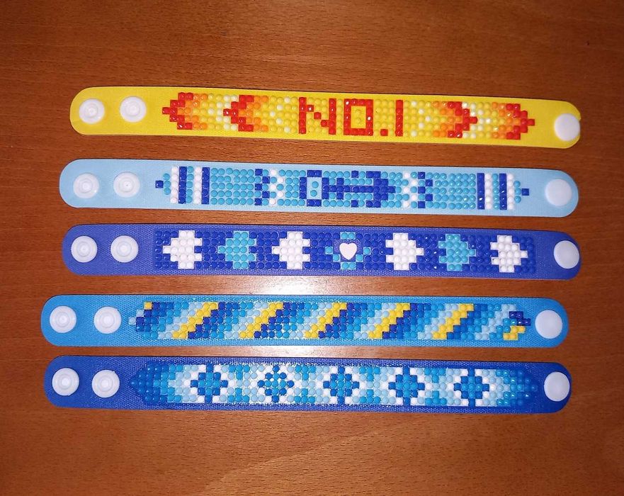 Pulseiras, ganchos e brincos personalizados em diamantes