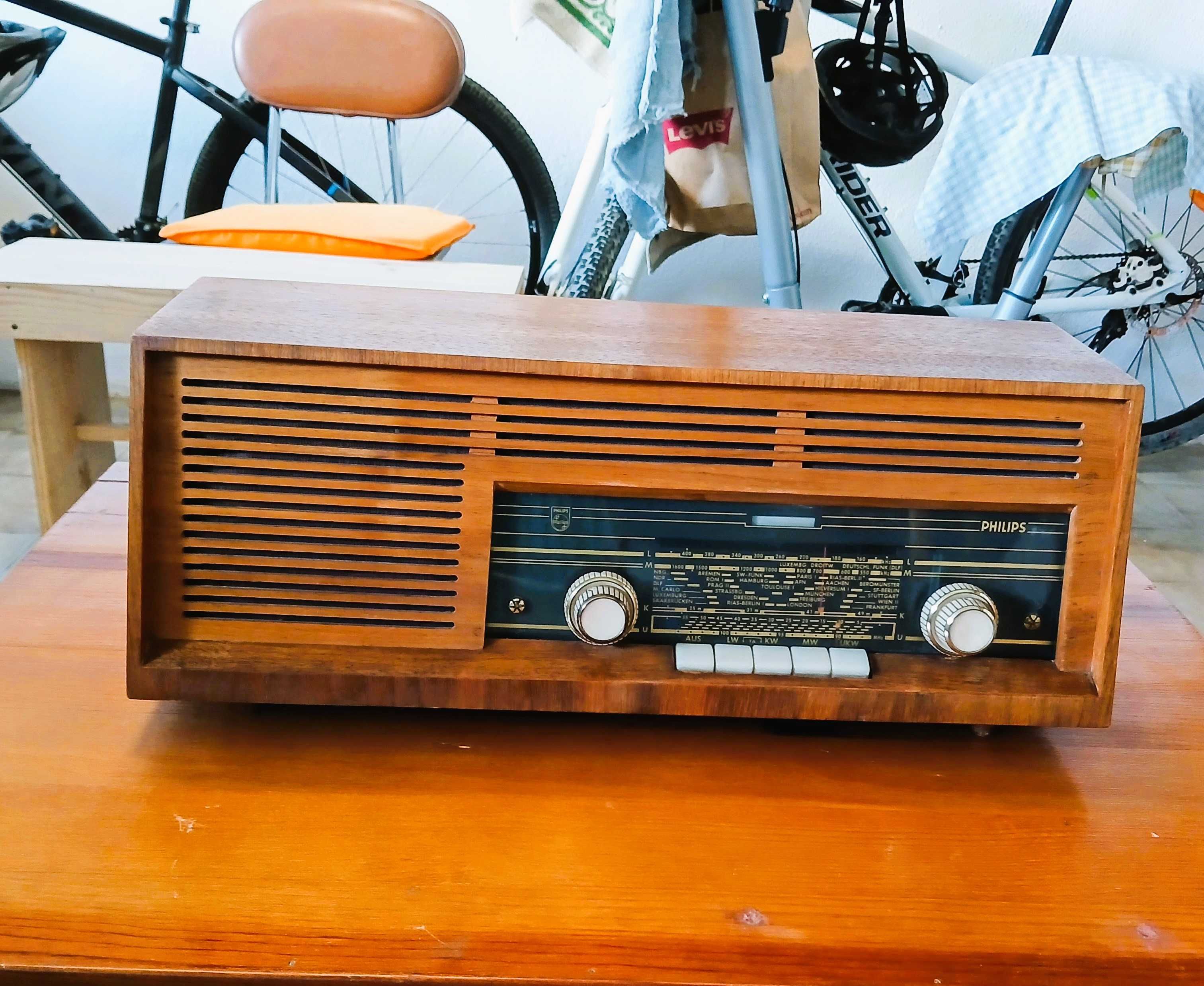 Rádio antigo Philips, Stella 324