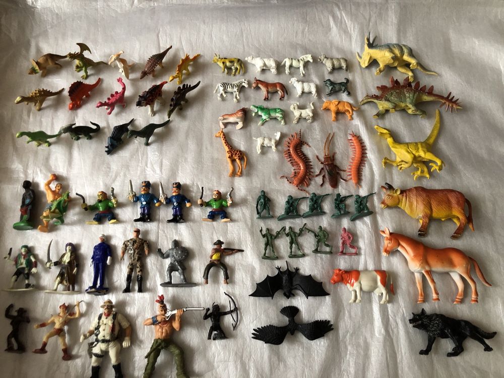 Іграшки звірі солдатики дінозаври