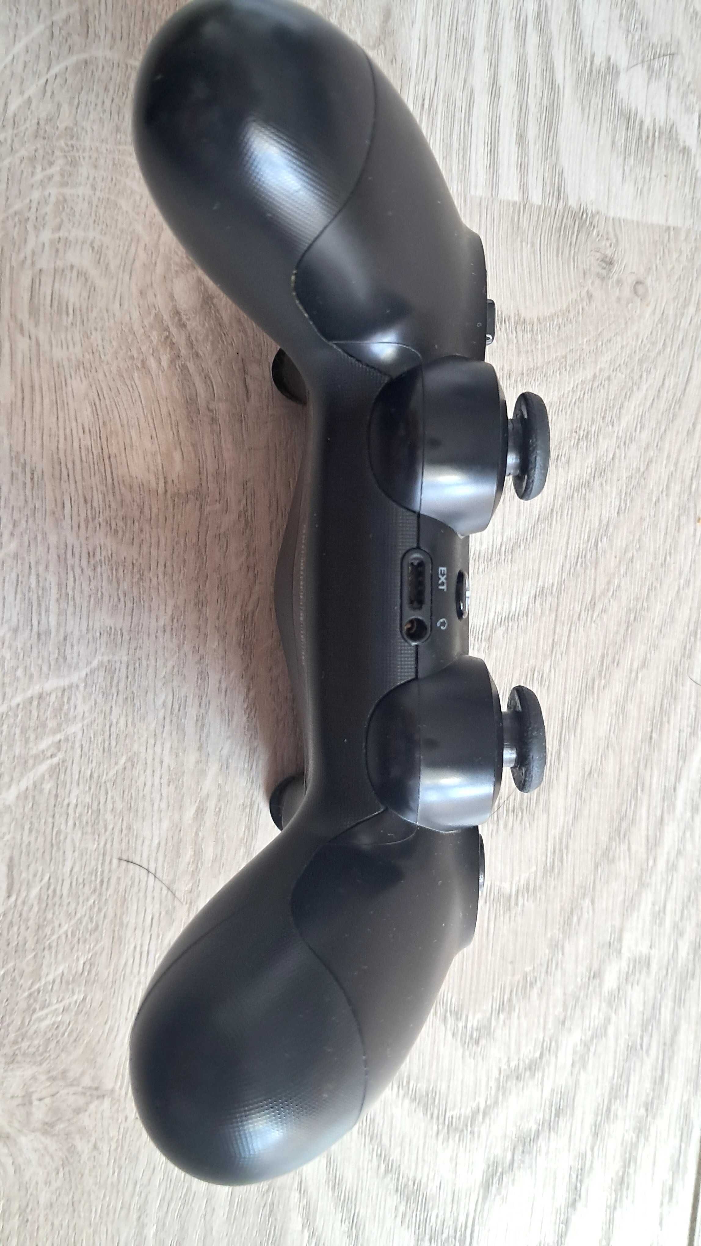 Konsola Play Station 4 TB + 2 PADY