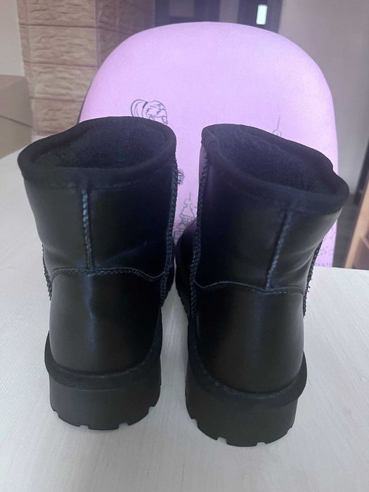 Уггі жіночі шкіряні