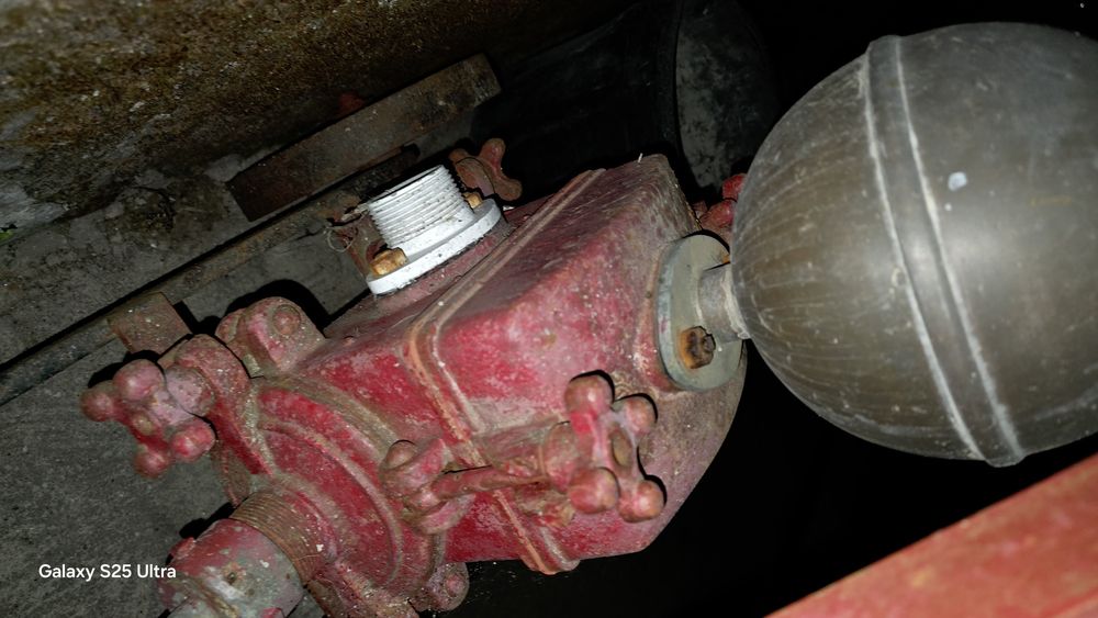 Bomba antiga de tirar agua para jardim