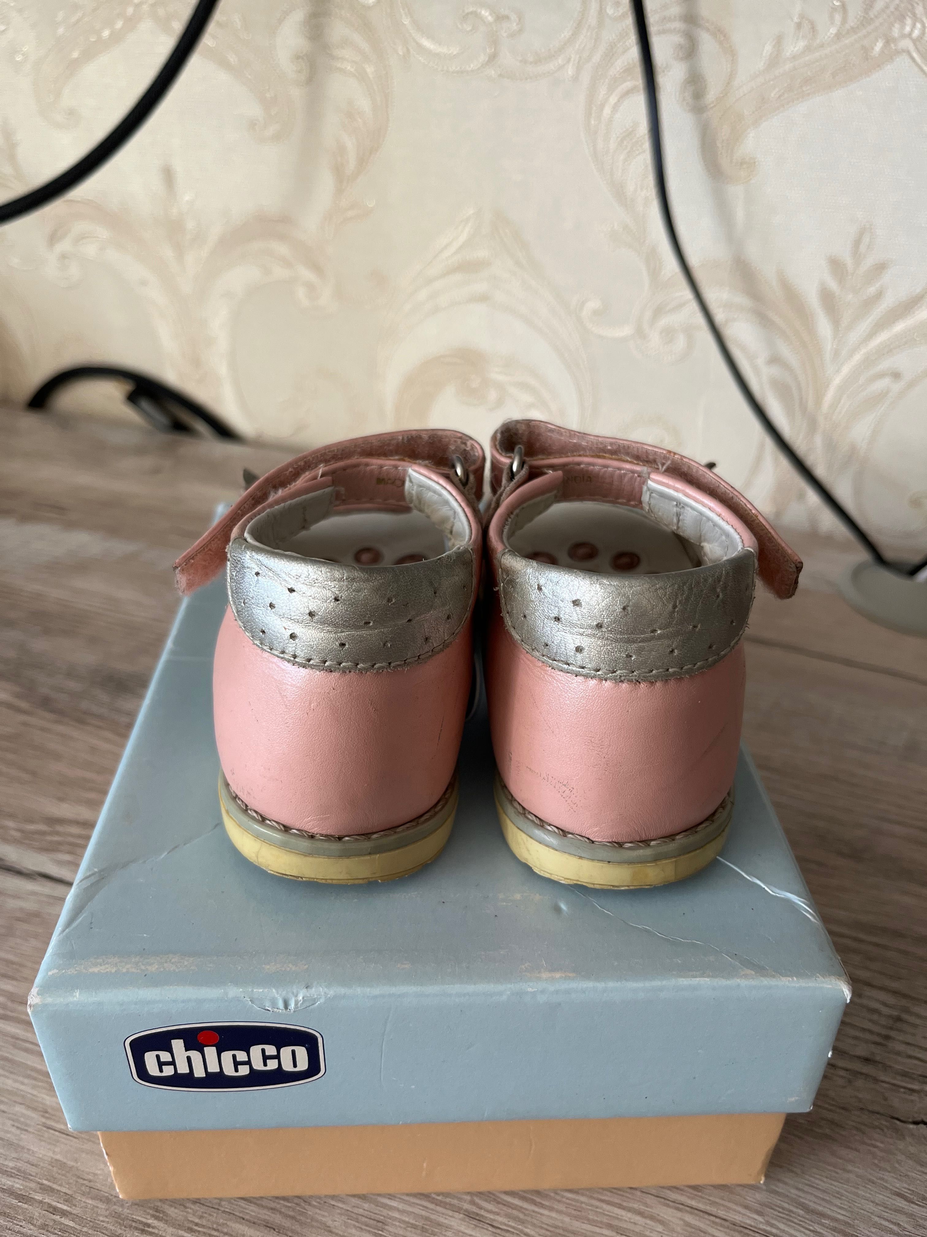 Босоніжки для дівчинки chicco