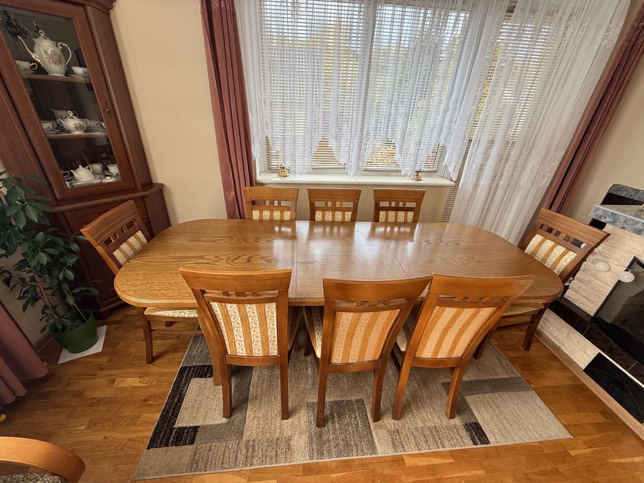 Duzy porządny stół plus 8 krzeseł
