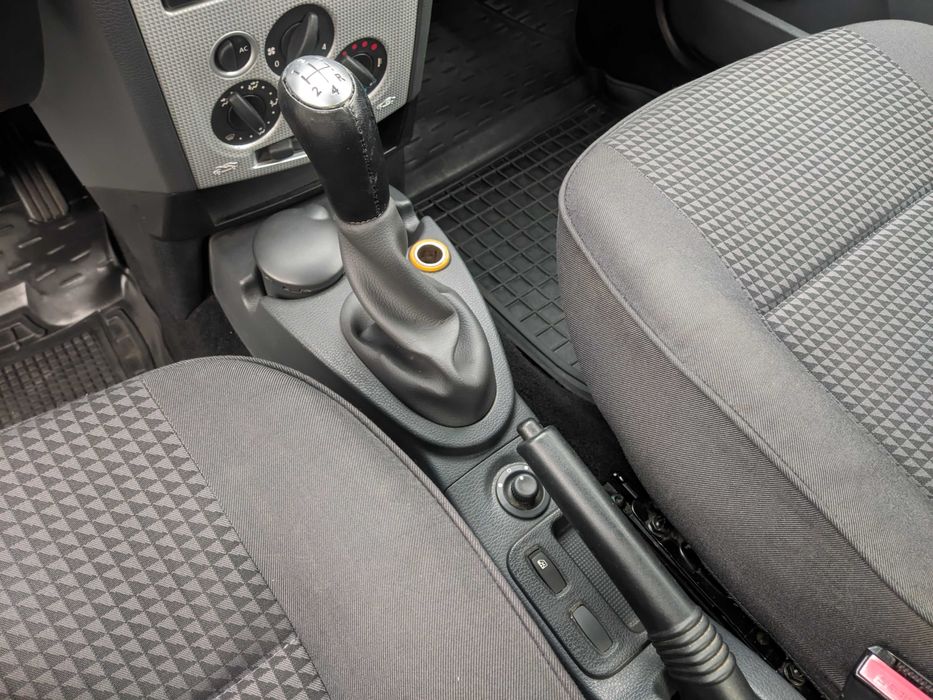 Dacia Logan 2007 рік 1.6 Бензин 77 кВт Седан