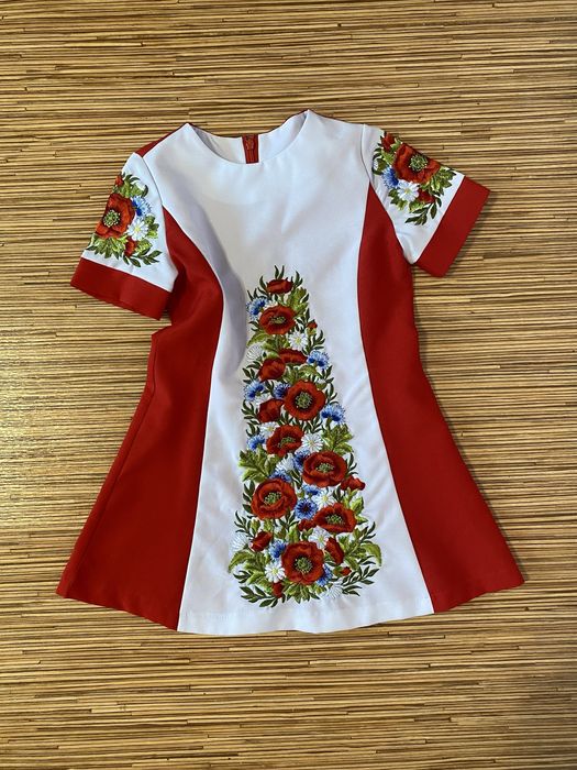 Сукня, плаття, вишиванка на 3-5 років.Червона з білим.