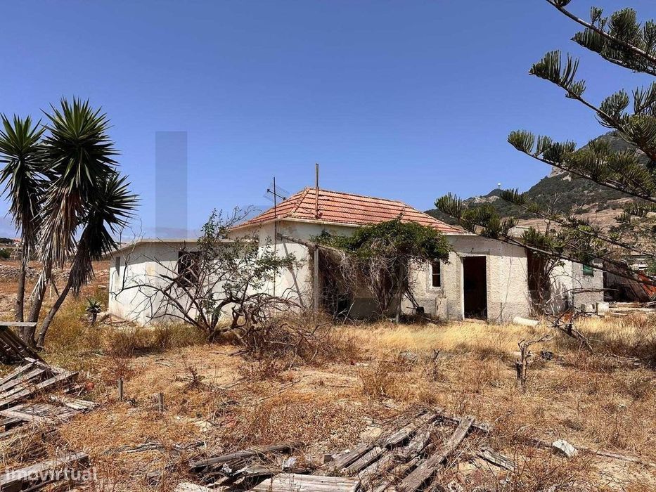 Casa Em Ruína Com Muito Potencial Inserida  Num Terreno 14.920M2 Em Po