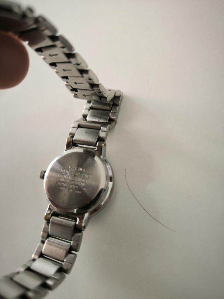 Zegarek damski Casio srebrny na bransolecie