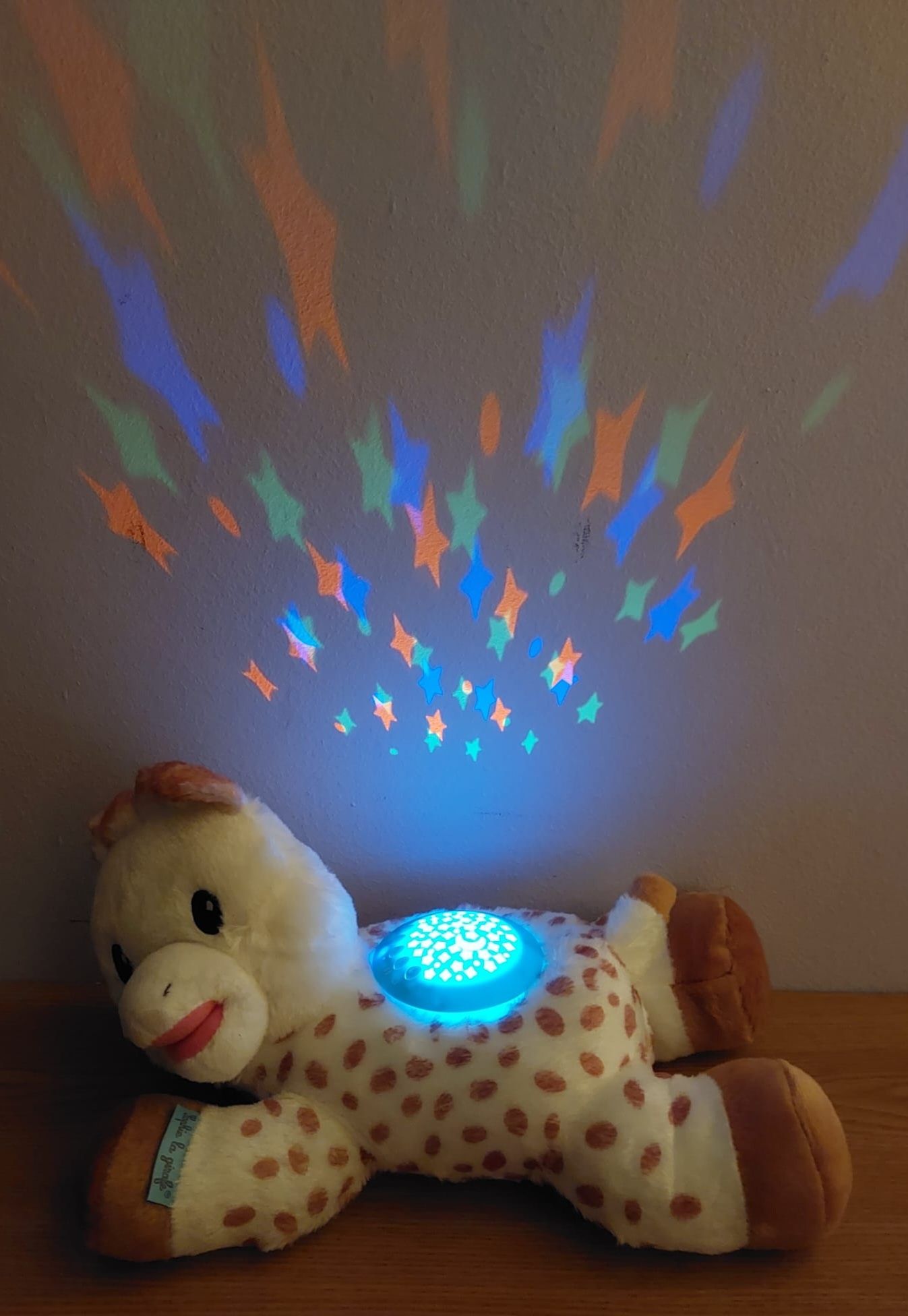 Lampka nocna z projektorem Pluszowa Żyrafa, Vulli, 0+