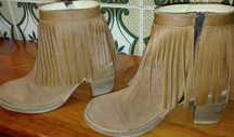 Botas em pele com franjas