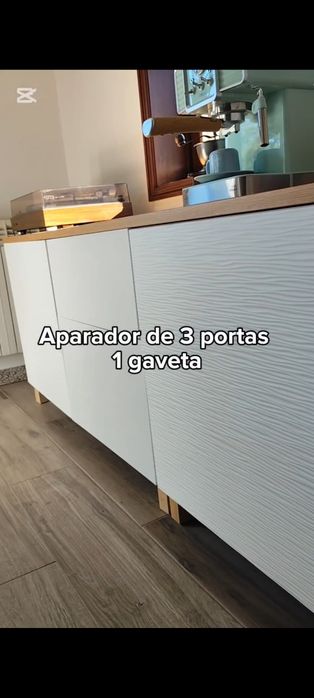Aparador com portes em relevo
