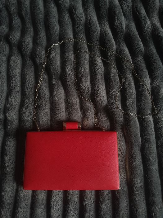 Стильна червона сумочка-клатч на ланцюжку 

Елегантний клатч насиче