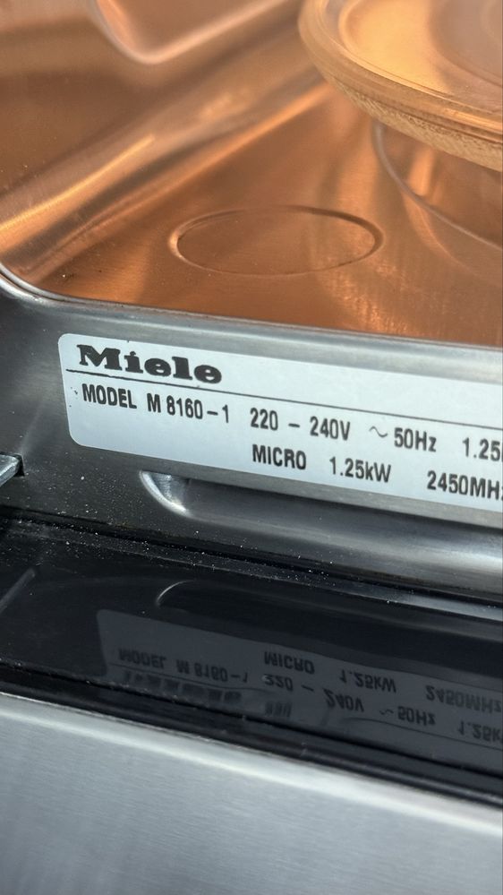 Вбудована мікрохвильовка M8160.