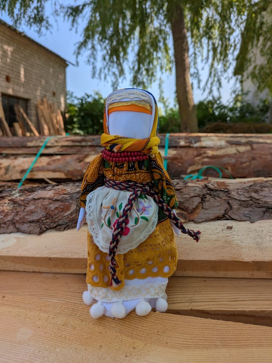 Ręcznie robiona słowiańska lalka-motanka – amulet ochronny domu
