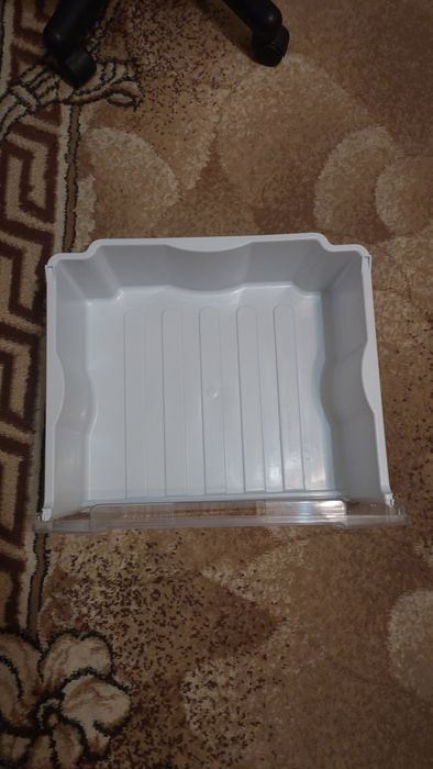 Продам полки б/у на холодильник Indesit.