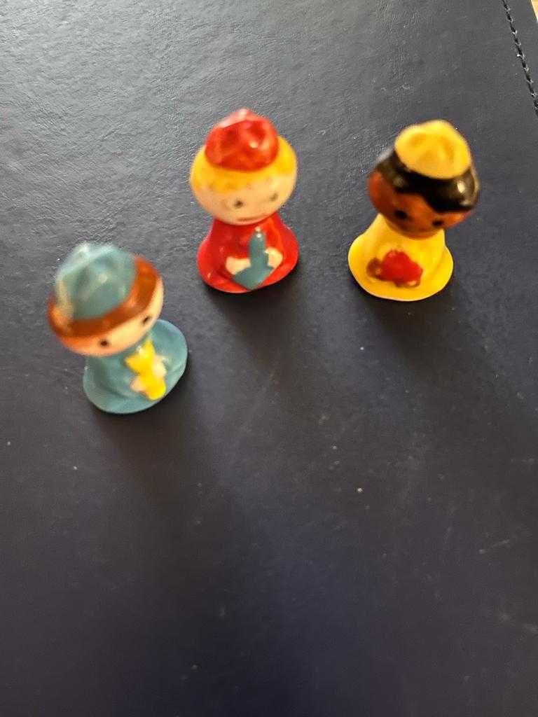 Figurinhas de porcelana de bolos rei.