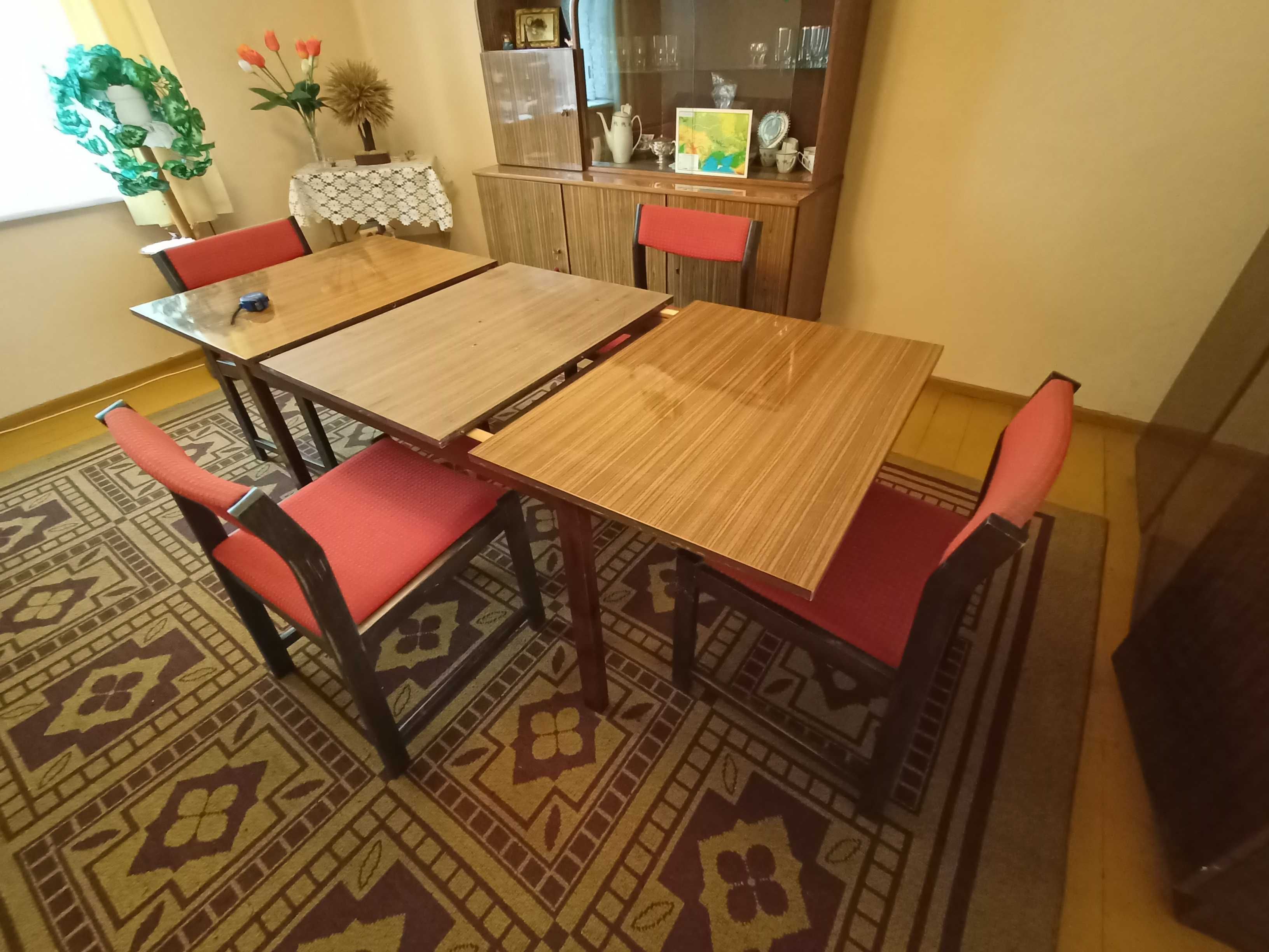 Stół i cztery krzesła.