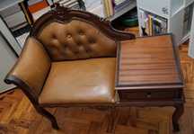 Sofá de Pele com Mesa Embutida