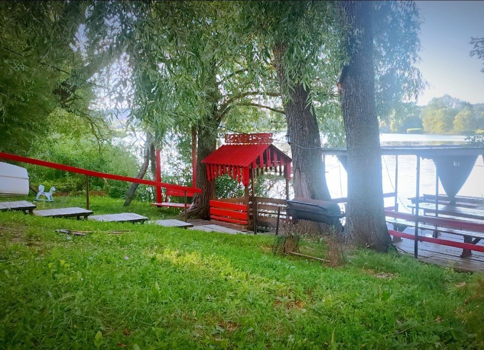 Будинок на березі річки