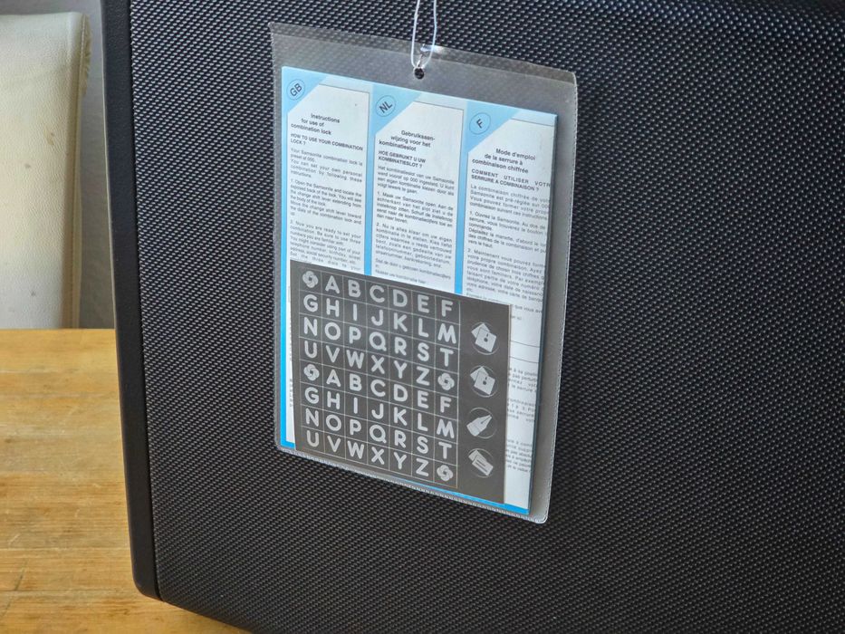 Новий портфель Samsonite з твердим корпусом.