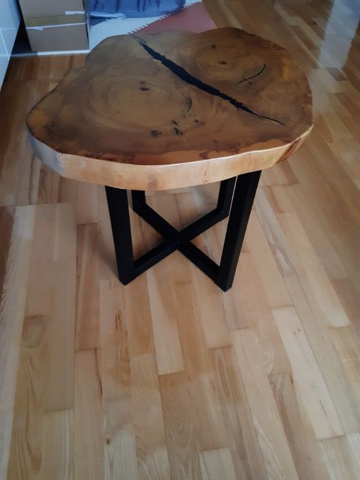 Nowoczesny stolik do salonu z plastra pnia drewna, żywica epoksydowa