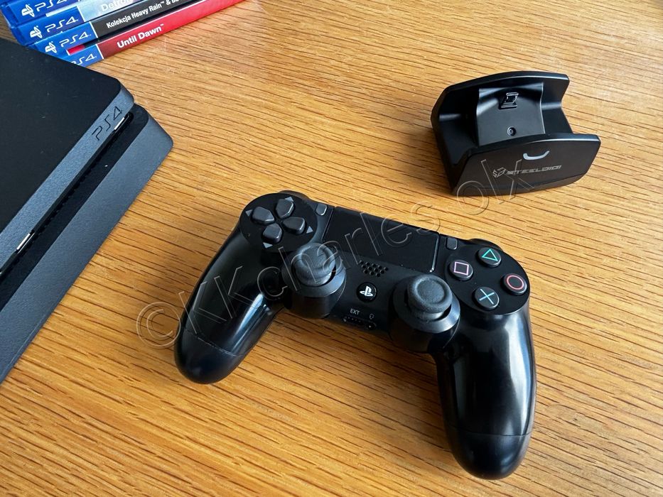 Playstation 4 + pad + stacja + 12 gier