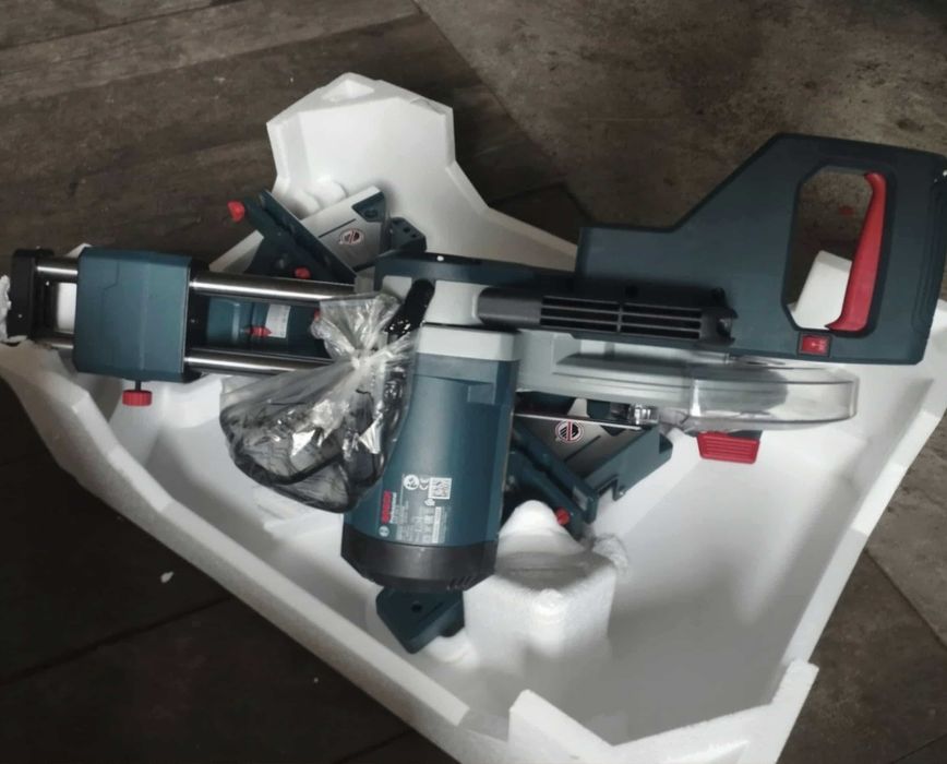 Piła ukośnica BOSCH GCM 254D 1800W 254 mm