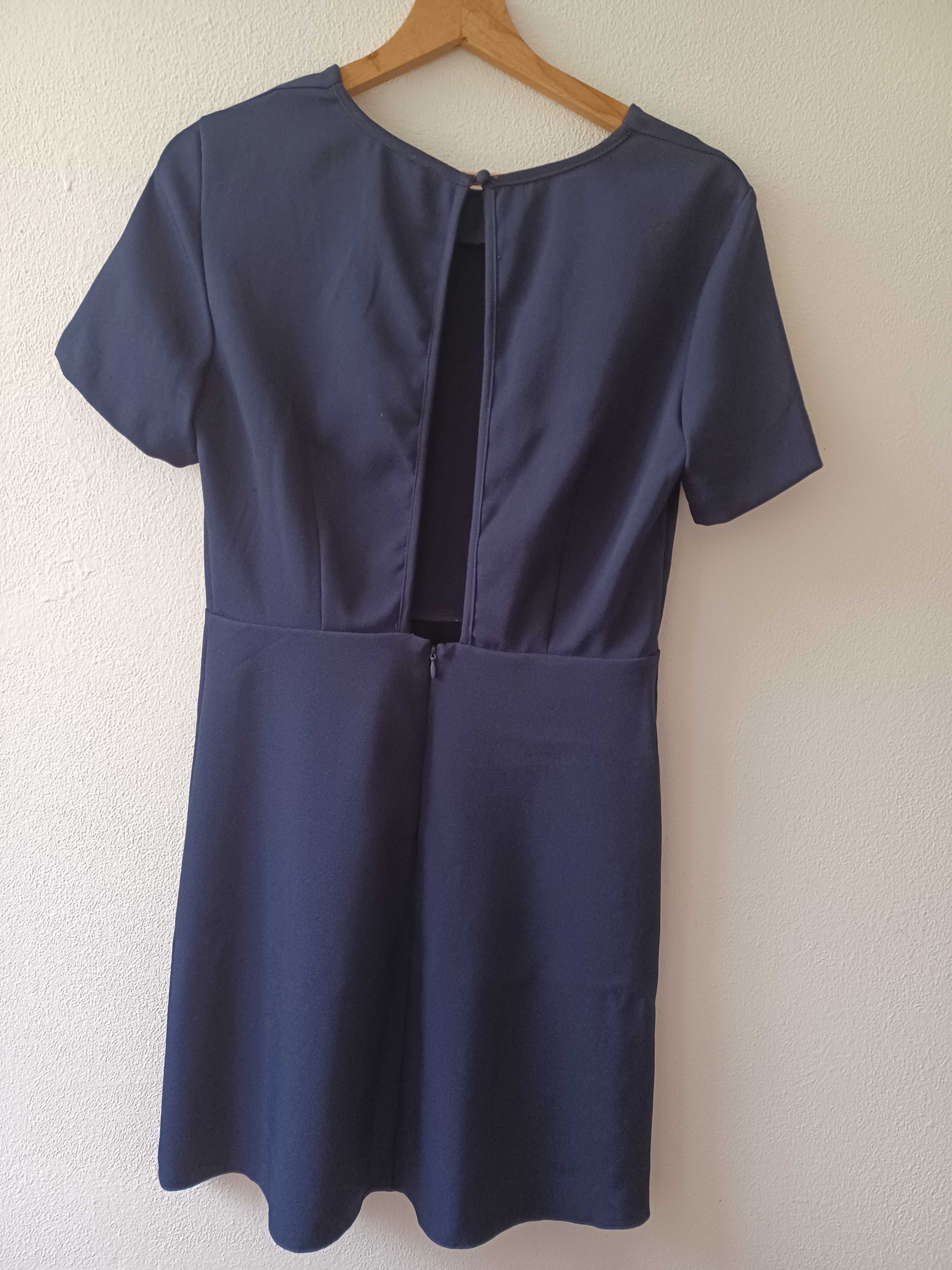 Vestido simples com abertura nas costas