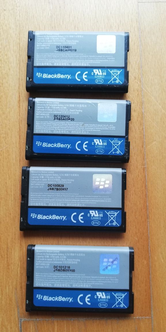 Blackberry velha e 4 baterias e 1 carregador