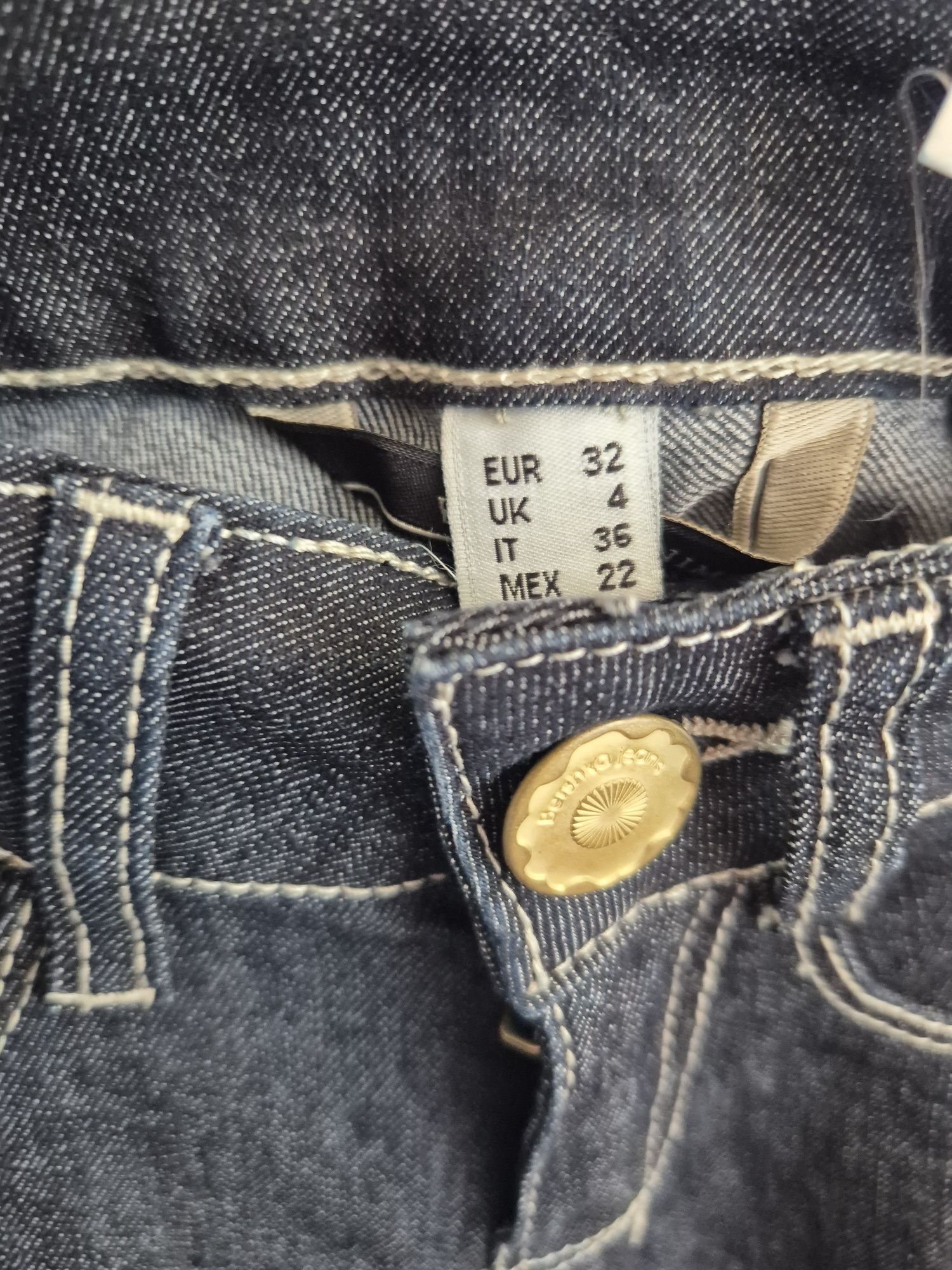 Calças de ganga skinny azul escuro T32 Bershka 

Corte justo, com cost