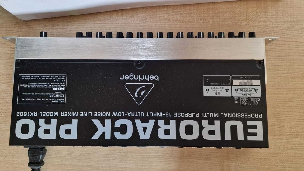 Behringer Eurorack PRO RX1602  ultraniskoszumowy 16-kanałowy mikser .
