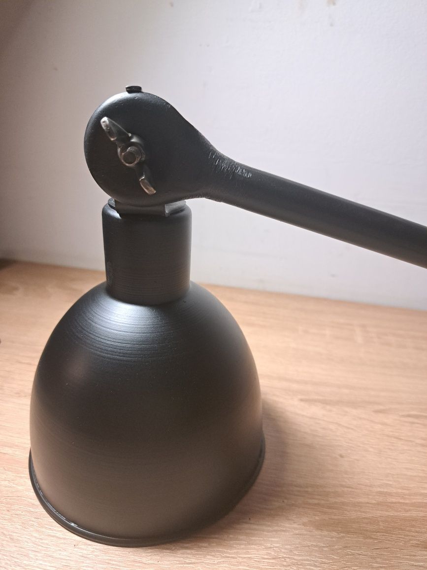 Zabytkowa lampa samochodowa.