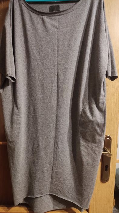 Szara sukienka z kieszeniami by insomnia