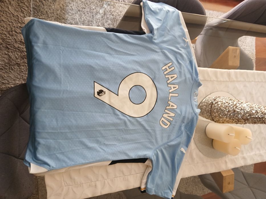 2 camisolas de futebol uma fo Manchester city e outra do Real Madrid