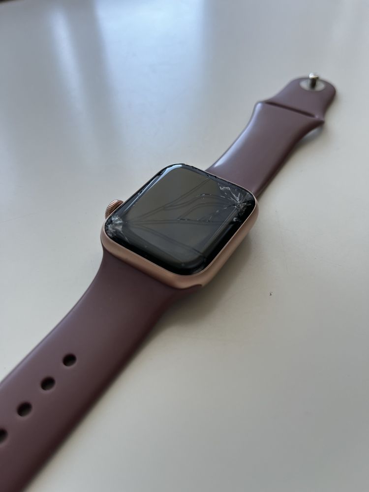 Apple Watch SE 40 mm / uszkodzonh ekran