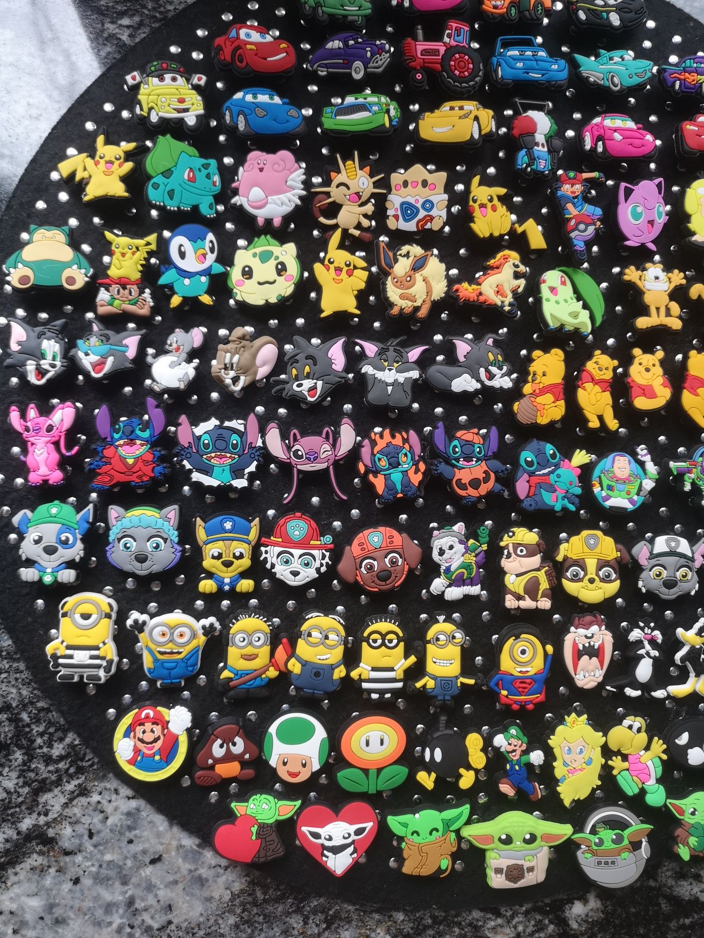 105 przypinek do Crocs Auta Pokemon Mario Stitch Minionki Psi Patrol
