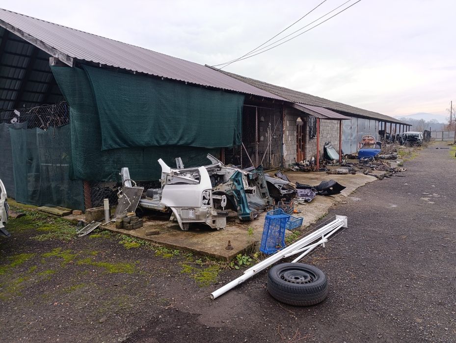 Земельна ділянка з будівлями на околиці міста Хуст в с.Кіреші