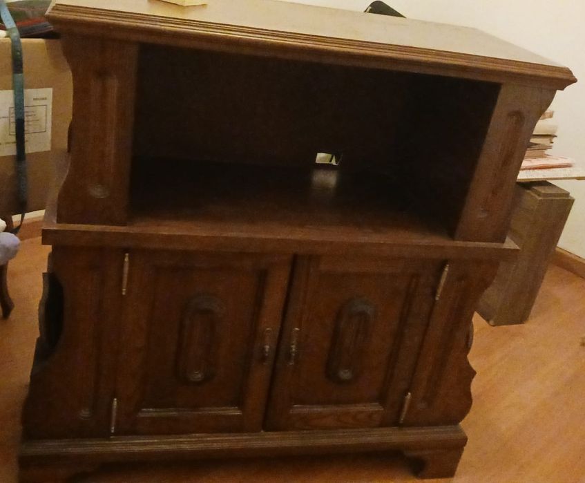 Móvel em Mogno castanho