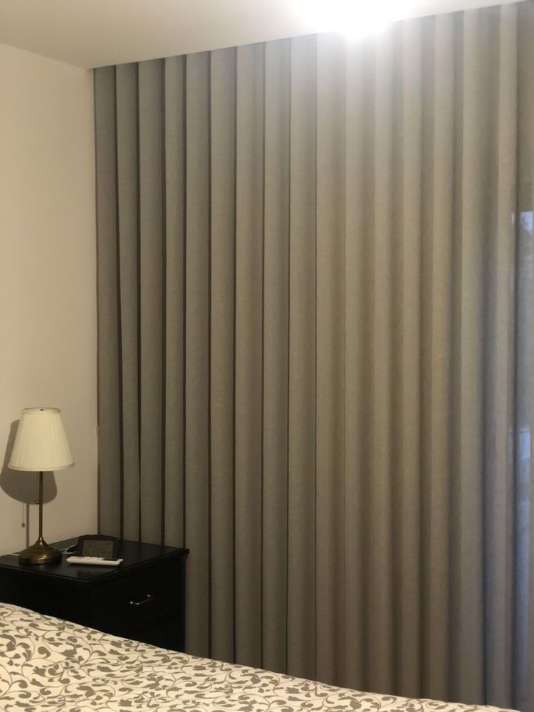 Cortinas de onda colocadas em calha no teto ou suporte de patede