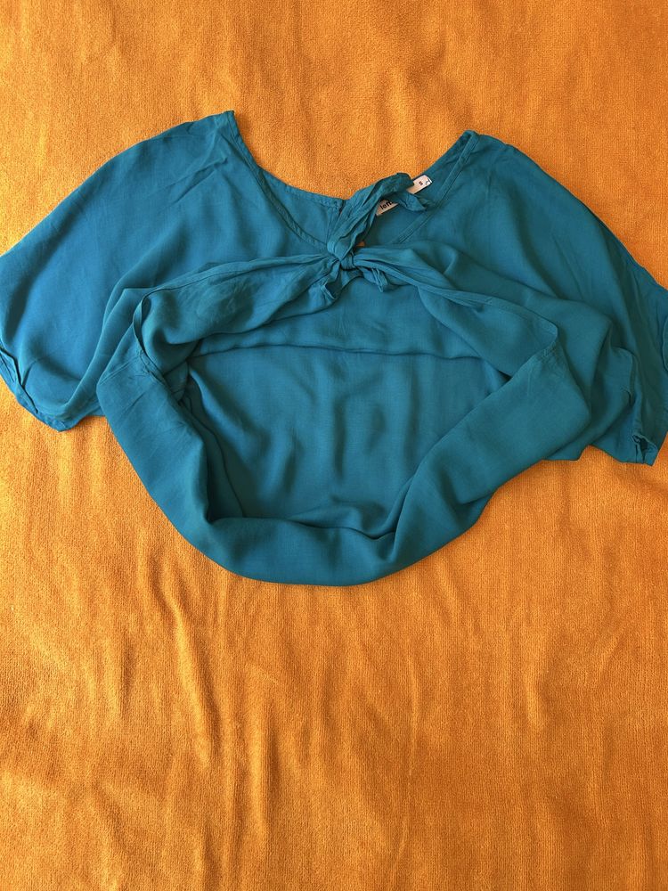Top fluído azul turquesa.