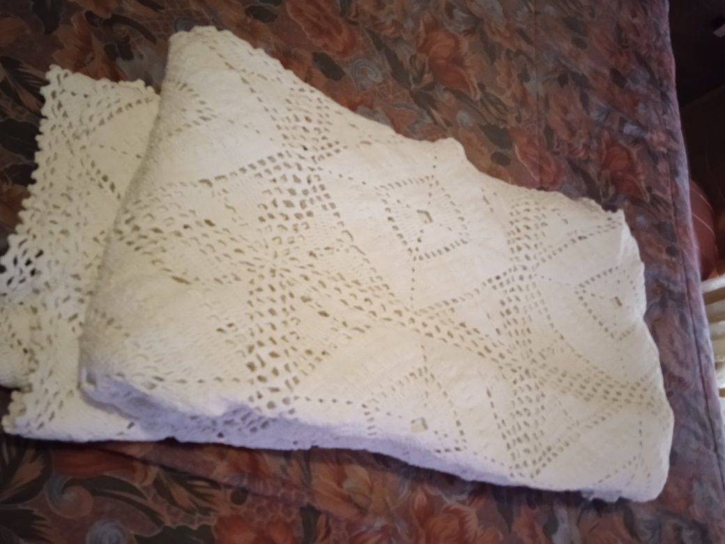 Colcha de renda antiga feita a mão em bom estado
