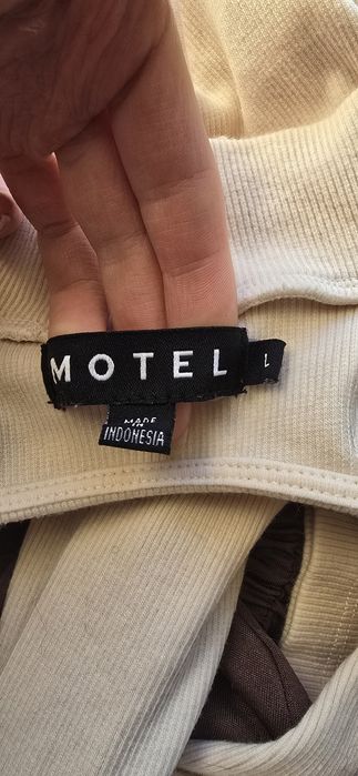 Kremowa bluzka Motel rocks z odkrytymi plecami, rozmiar L 40 Amore